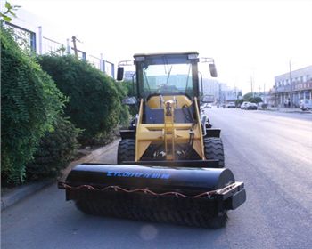 無塵清掃機(jī)廠家：億龍教你選購好的掃路車！